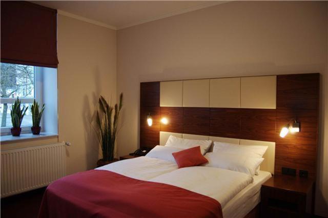 Adena Hotel Μπρέμερχαφεν Δωμάτιο φωτογραφία