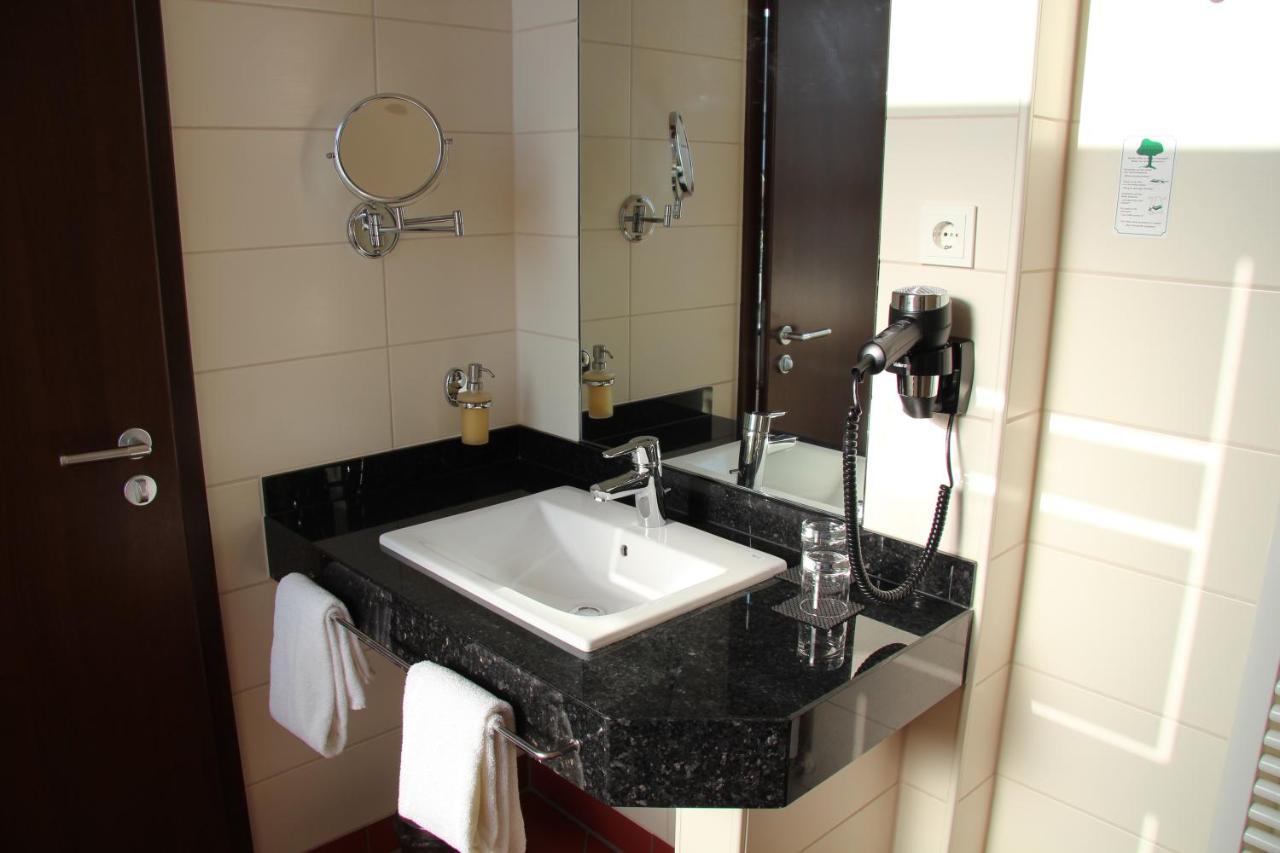 Adena Hotel Μπρέμερχαφεν Εξωτερικό φωτογραφία